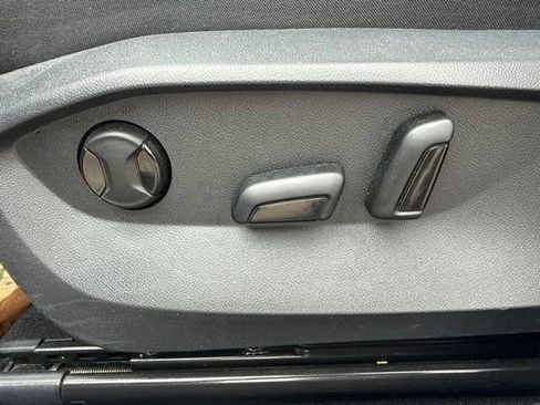 Used 2025 Volkswagen Taos SE AWD/4WD image 17