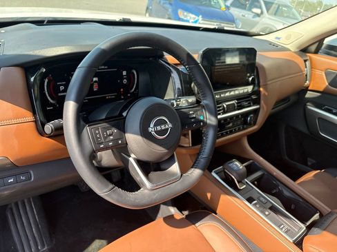Used 2025 Nissan Pathfinder Platinum w/ Cargo Package FWD image 4