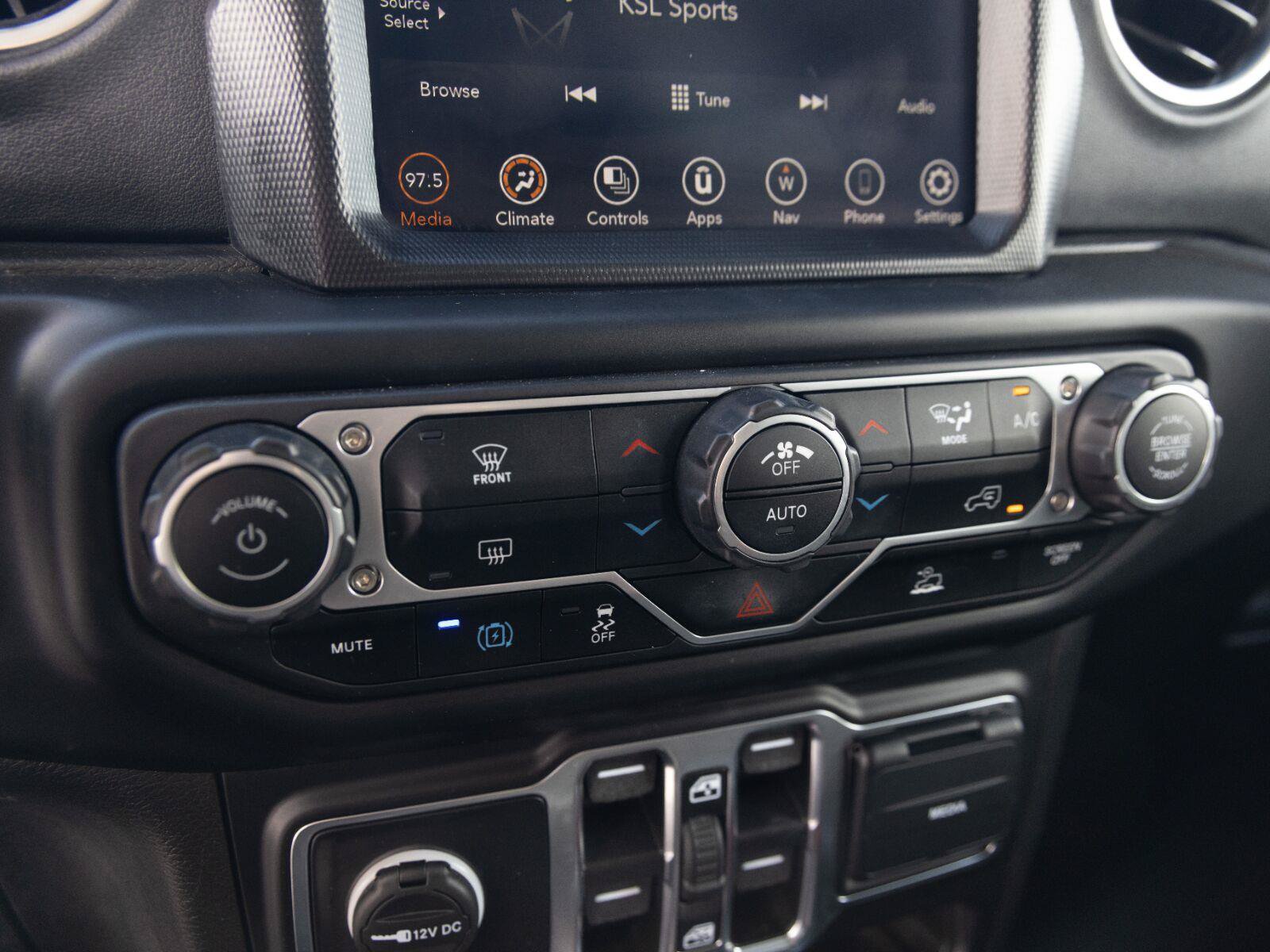 Used 2023 Jeep Wrangler Unlimited Sahara AWD/4WD image 27