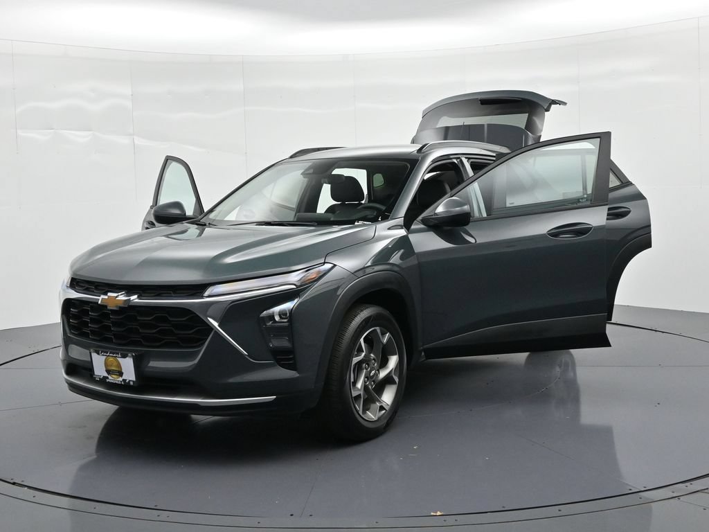 Used 2025 Chevrolet Trax LT FWD image 25