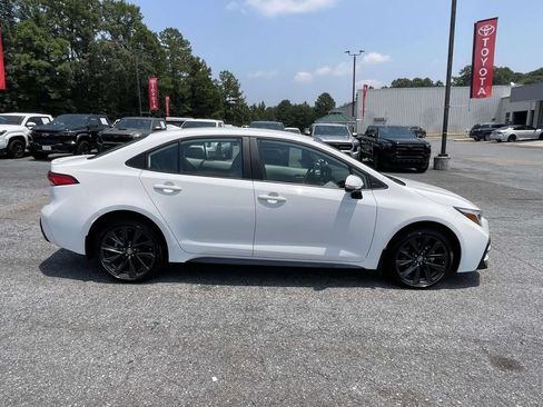 Used 2026 Toyota Corolla SE FWD image 2