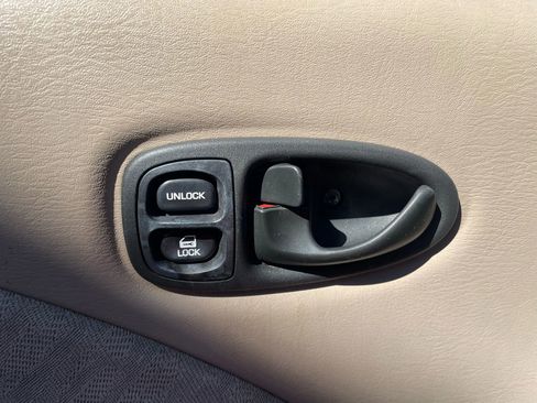 Used 2001 Saturn S-Series SC2 image 19