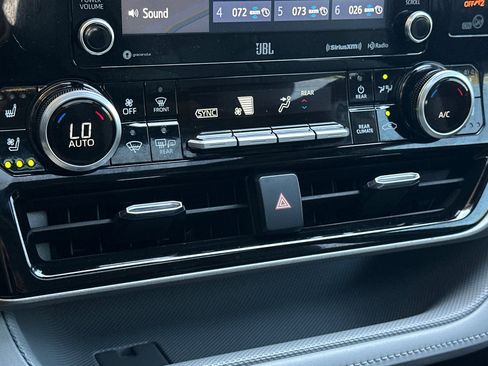 Used 2020 Toyota Highlander Limited FWD image 22