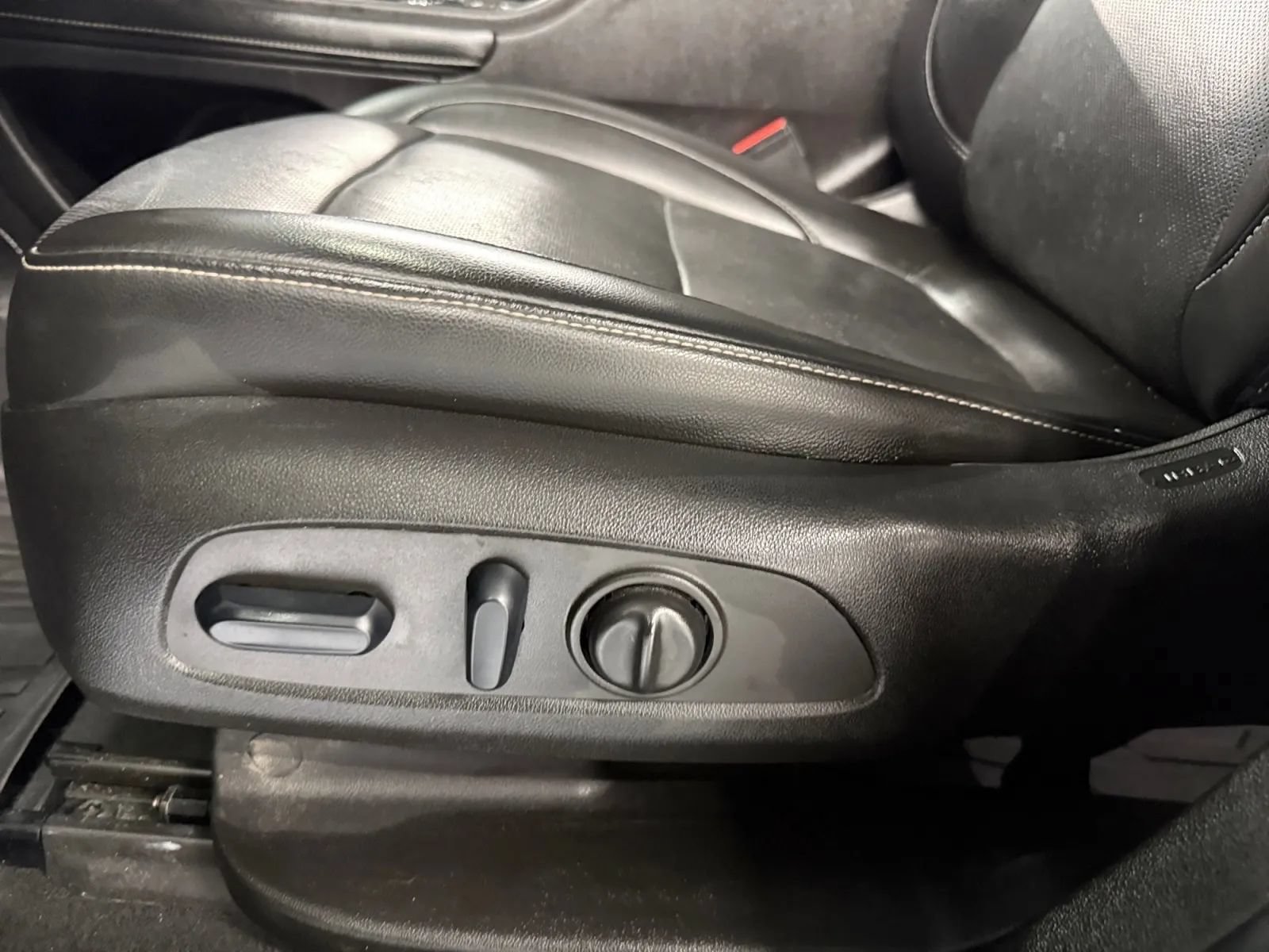 Used 2022 GMC Acadia SLT w/ Elevation Edition AWD/4WD image 32