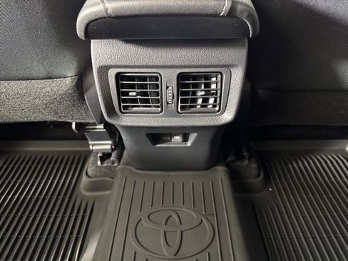 Used 2023 Toyota Venza LE AWD/4WD image 13