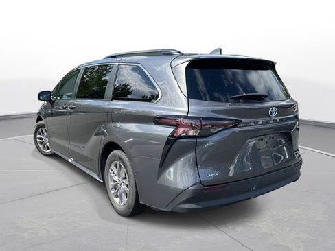 Certified 2025 Toyota Sienna XLE FWD image 8