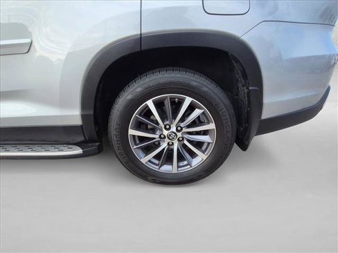 Used 2019 Toyota Highlander XLE FWD image 19