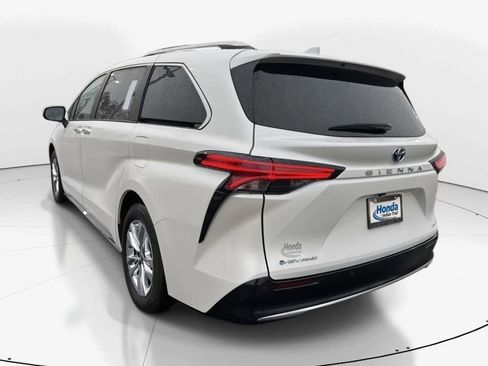 Used 2025 Toyota Sienna Limited image 8