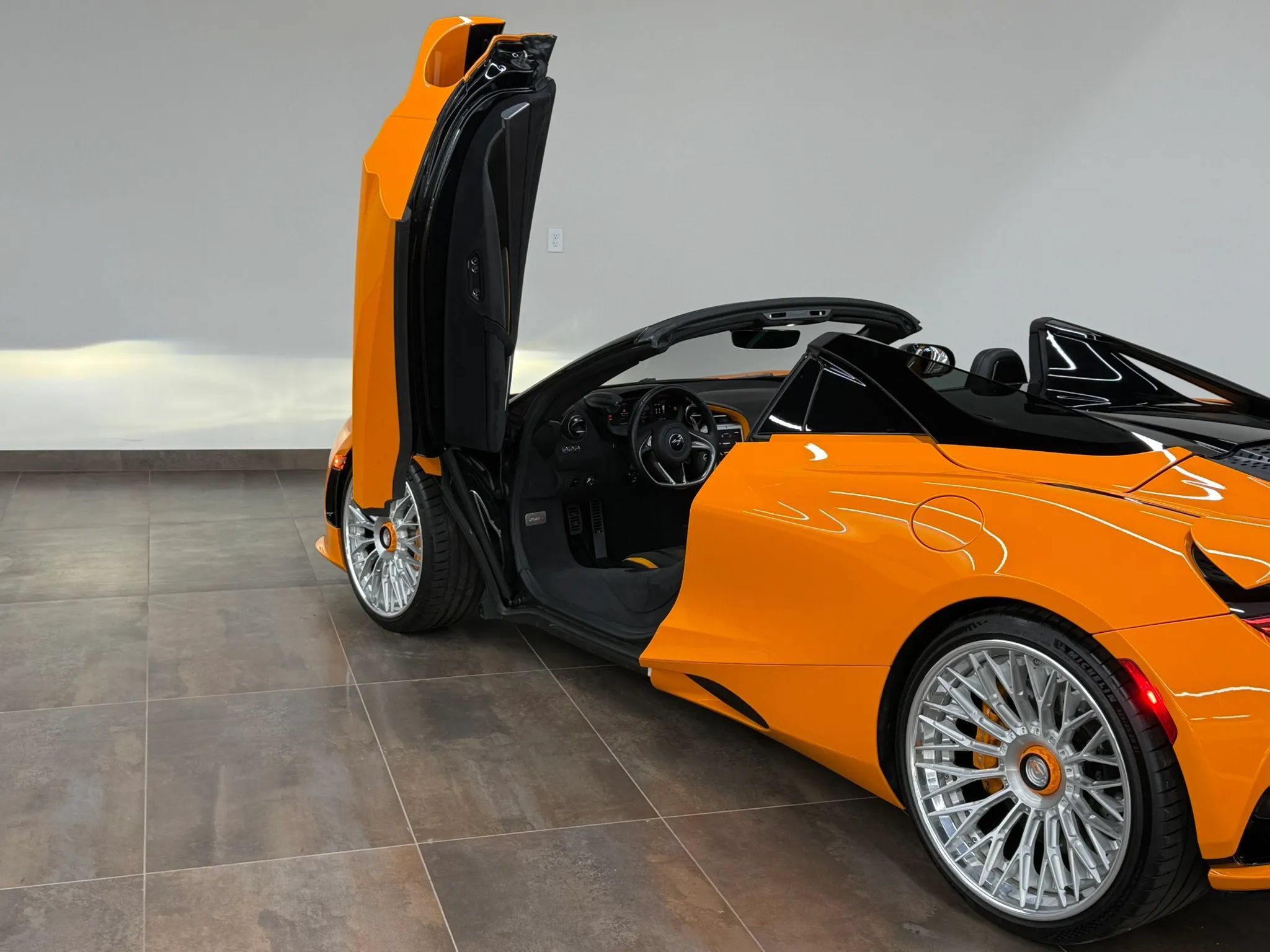 Used 2025 McLaren 750S Spider RWD image 27