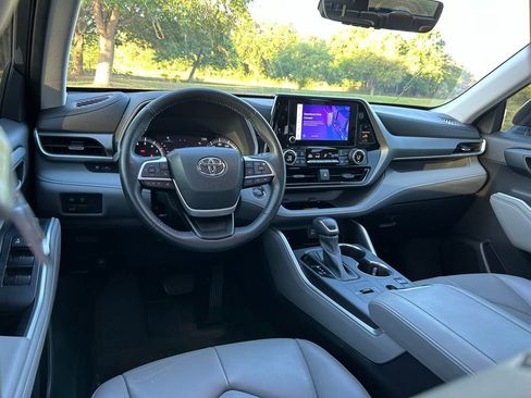 Used 2023 Toyota Highlander XLE image 12