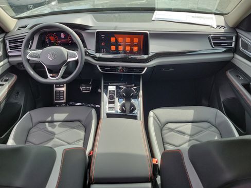 New 2026 Volkswagen Atlas Peak Edition image 2