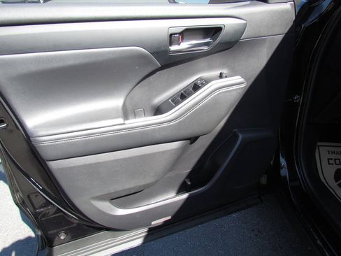 Used 2022 Toyota Highlander XLE AWD/4WD image 11