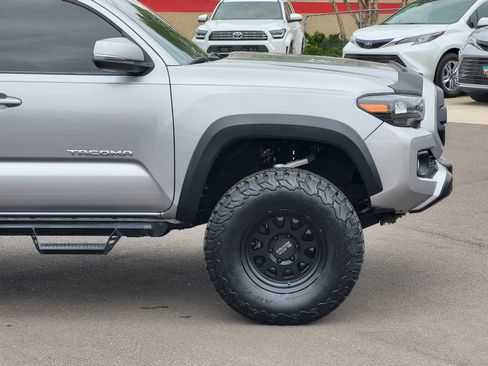Used 2020 Toyota Tacoma TRD Off-Road w/ TRD Premium Off Road Package AWD/4WD image 7