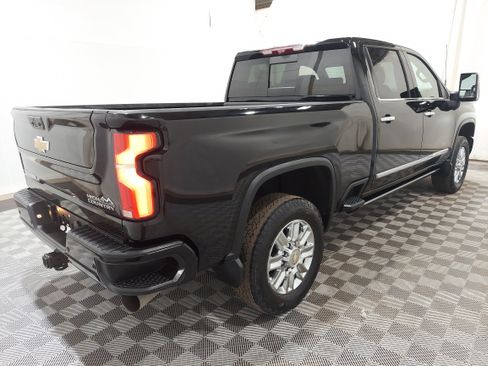 Used 2024 Chevrolet Silverado 2500 High Country w/ Technology Package AWD/4WD image 3