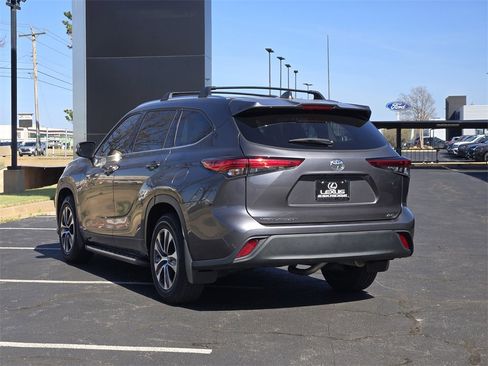 Used 2021 Toyota Highlander XLE image 5