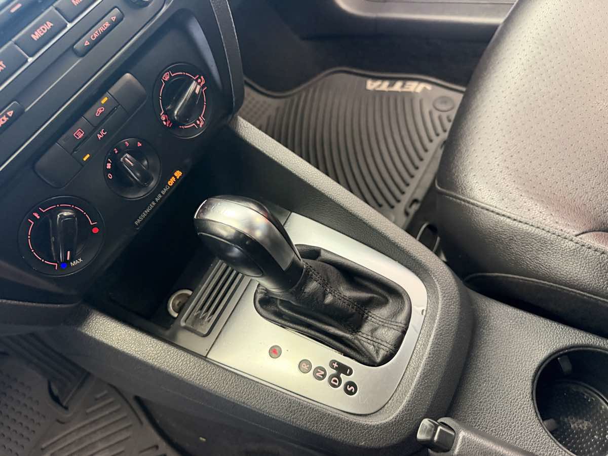 Used 2014 Volkswagen Jetta SE FWD image 16