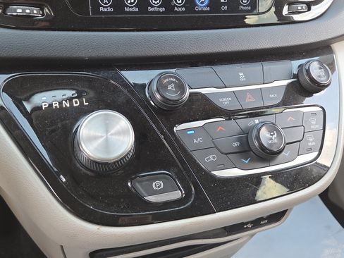 Used 2017 Chrysler Pacifica Touring w/ Tire & Wheel Group FWD image 17