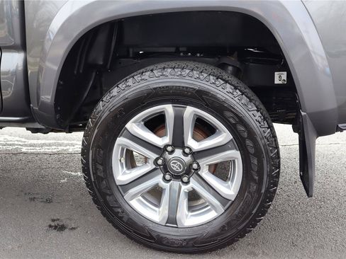 Used 2018 Toyota Tacoma Limited AWD/4WD image 11