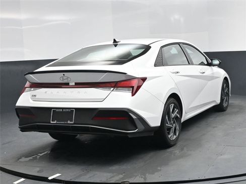 Certified 2025 Hyundai Elantra Sport image 12