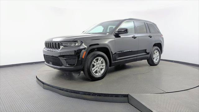 Used 2024 Jeep Grand Cherokee Laredo RWD image 2