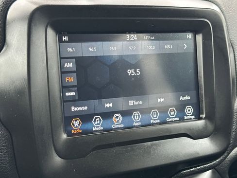 Used 2018 Jeep Renegade Latitude w/ Popular Equipment Group image 18