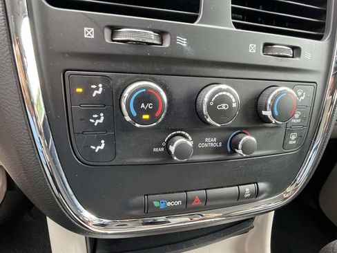 Used 2014 Dodge Grand Caravan SXT FWD image 17