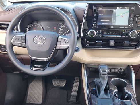 Used 2020 Toyota Highlander Limited image 26
