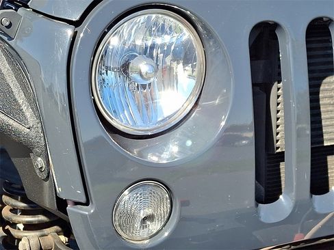 Used 2016 Jeep Wrangler Unlimited Rubicon image 9