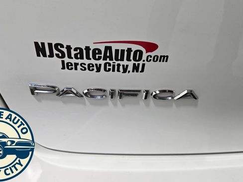 Used 2023 Chrysler Pacifica Touring-L FWD image 34