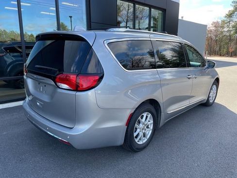 Used 2020 Chrysler Pacifica Touring-L image 6
