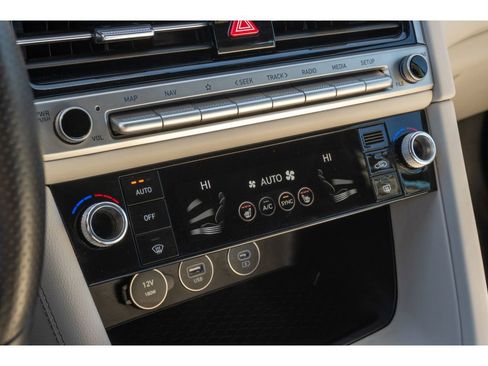 Used 2025 Genesis G70 2.5T image 22