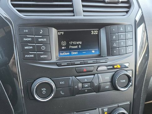 Used 2018 Ford Explorer XLT AWD/4WD image 25
