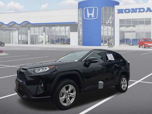 Used 2021 Toyota RAV4 XLE image 3