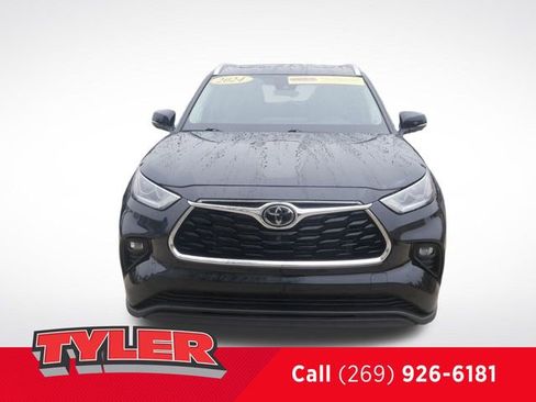 Used 2024 Toyota Highlander Limited AWD/4WD image 2