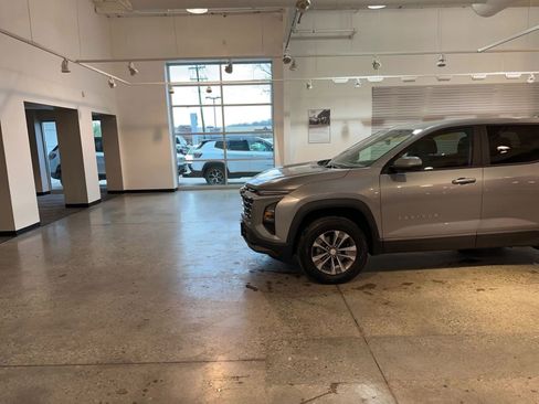 Used 2025 Chevrolet Equinox LT image 16