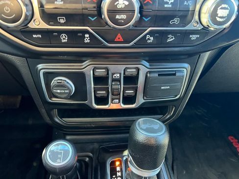 Used 2020 Jeep Wrangler Unlimited Sahara image 33