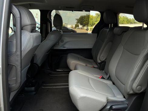 Used 2025 Toyota Sienna XLE FWD image 12