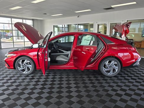 New 2025 Hyundai Elantra Limited image 16