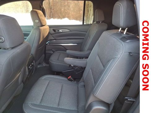 Used 2025 Chevrolet Traverse LT image 7