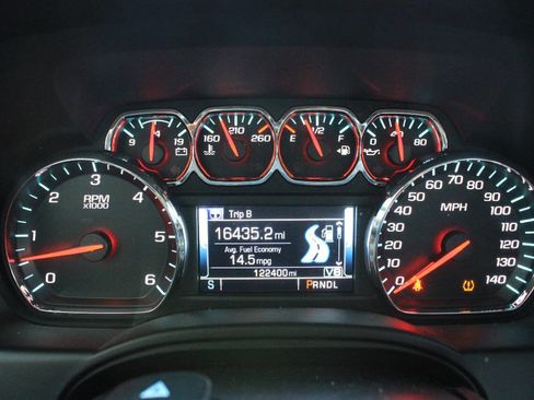 Used 2017 Chevrolet Suburban LT image 25