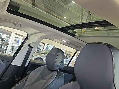 New 2025 Volkswagen Tiguan SE image 29