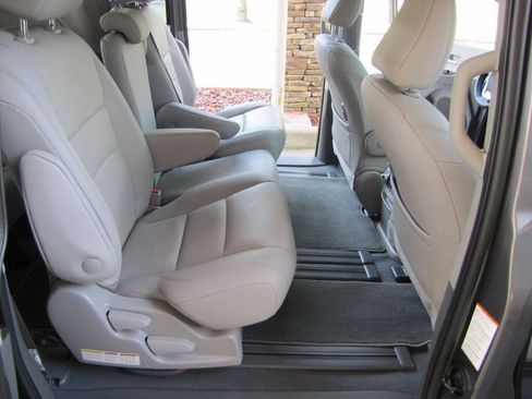 Used 2020 Toyota Sienna XLE w/ XLE Navigation Package FWD image 19