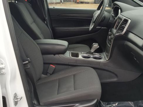 Used 2019 Jeep Grand Cherokee Laredo AWD/4WD image 21