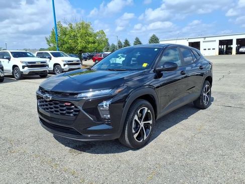 Used 2024 Chevrolet Trax RS w/ Driver Confidence Package FWD image 3