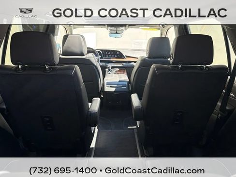 Used 2023 Cadillac Escalade Premium Luxury AWD/4WD image 15