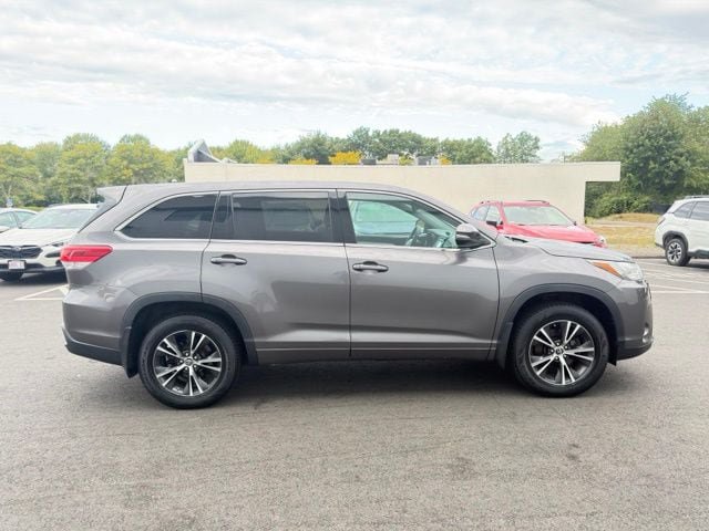 Used 2018 Toyota Highlander LE AWD/4WD image 4