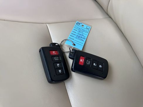 Used 2019 Toyota Highlander XLE image 39