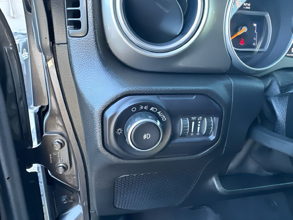 Used 2018 Jeep Wrangler Unlimited Sahara w/ Cold Weather Group AWD/4WD image 16
