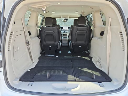 Used 2024 Chrysler Pacifica Select image 19