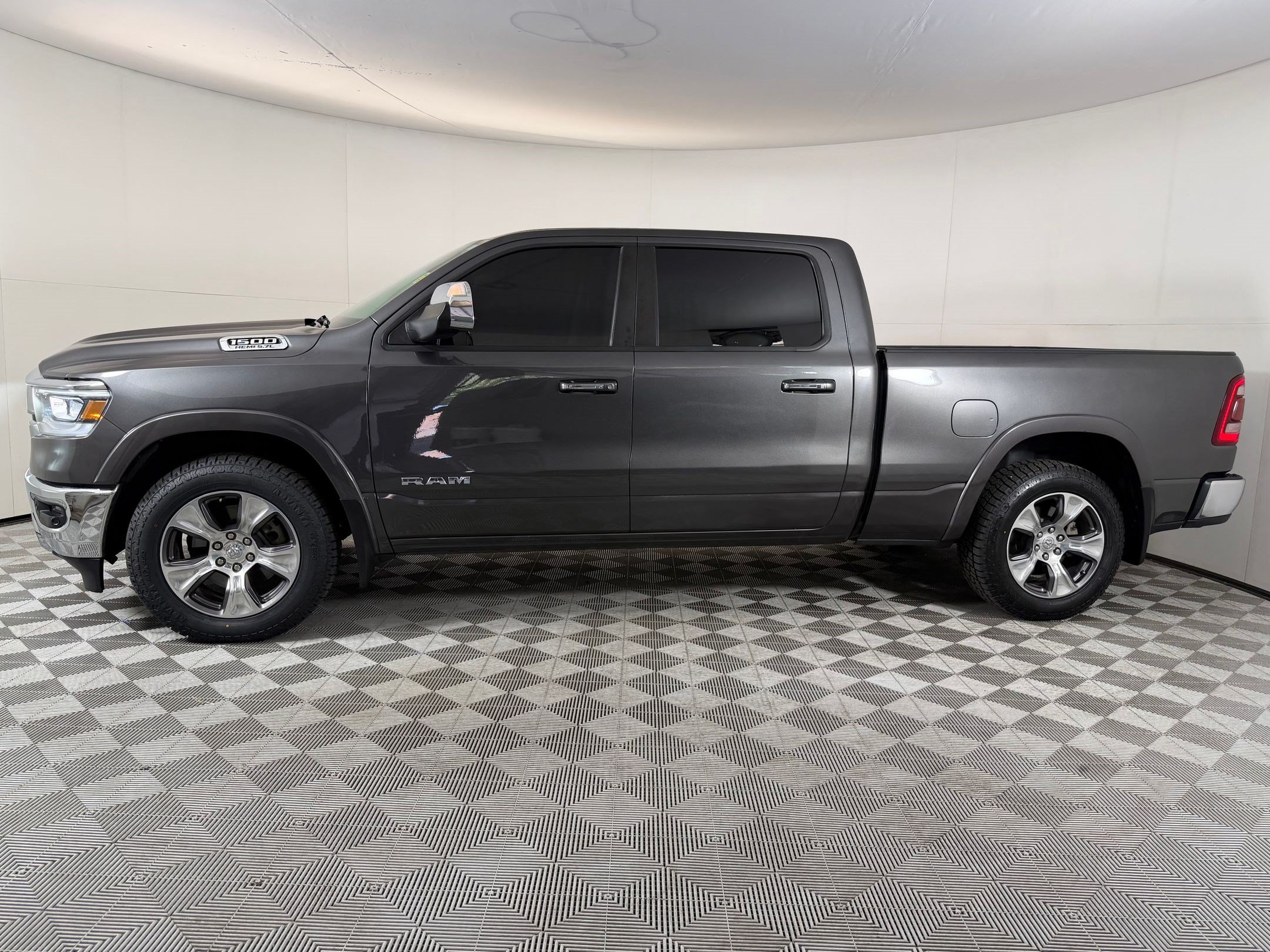 Used 2022 RAM 1500 Laramie AWD/4WD image 2
